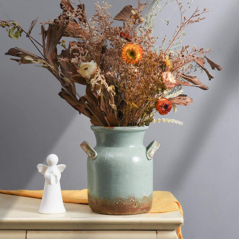 Quoowiit vase rempli de fleurs séchées créant un centre de table bohème