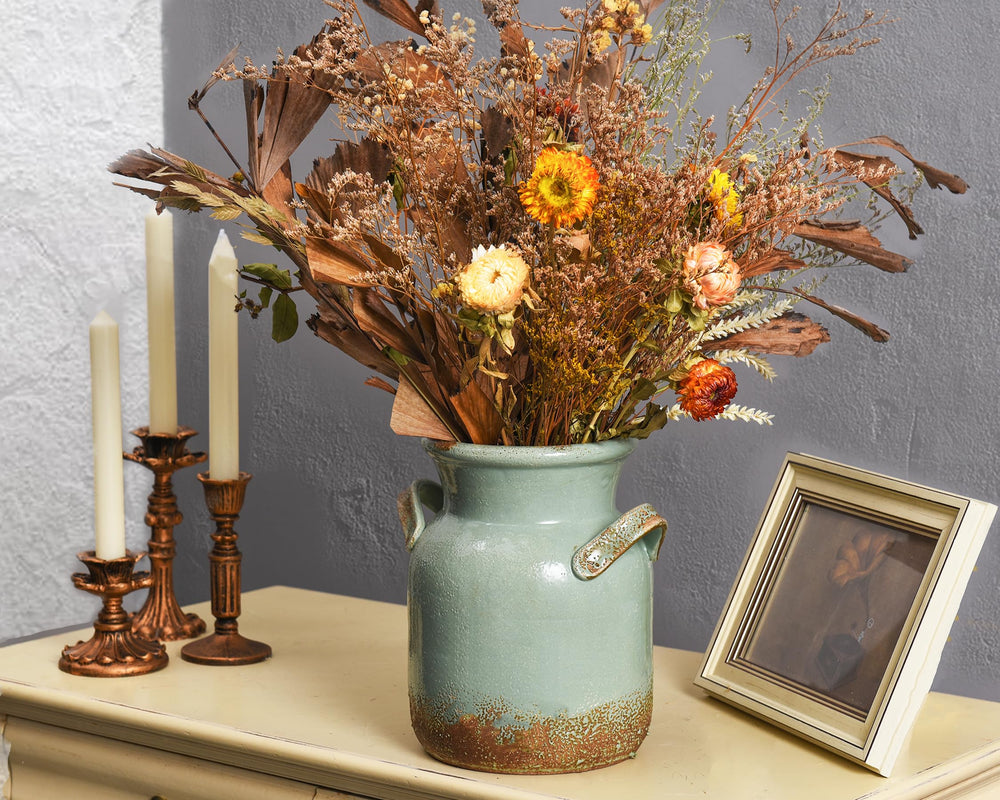 Quoowiit vase tenu à la main pour démontrer taille compacte et maniabilité