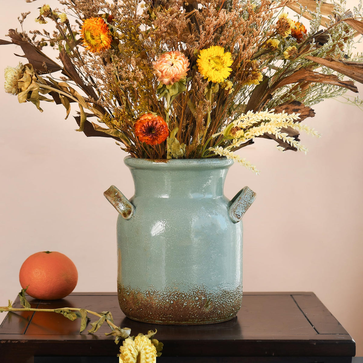 Quoowiit vase face avant montrant silhouette ronde et charme rustique
