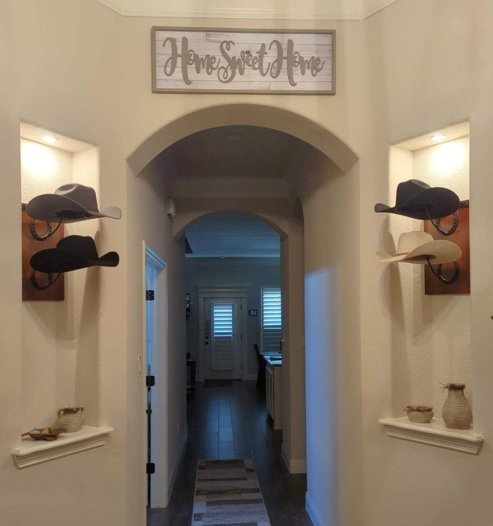 R828 Ranch support mural installé dans un salon style Western pour ambiance chaleureuse