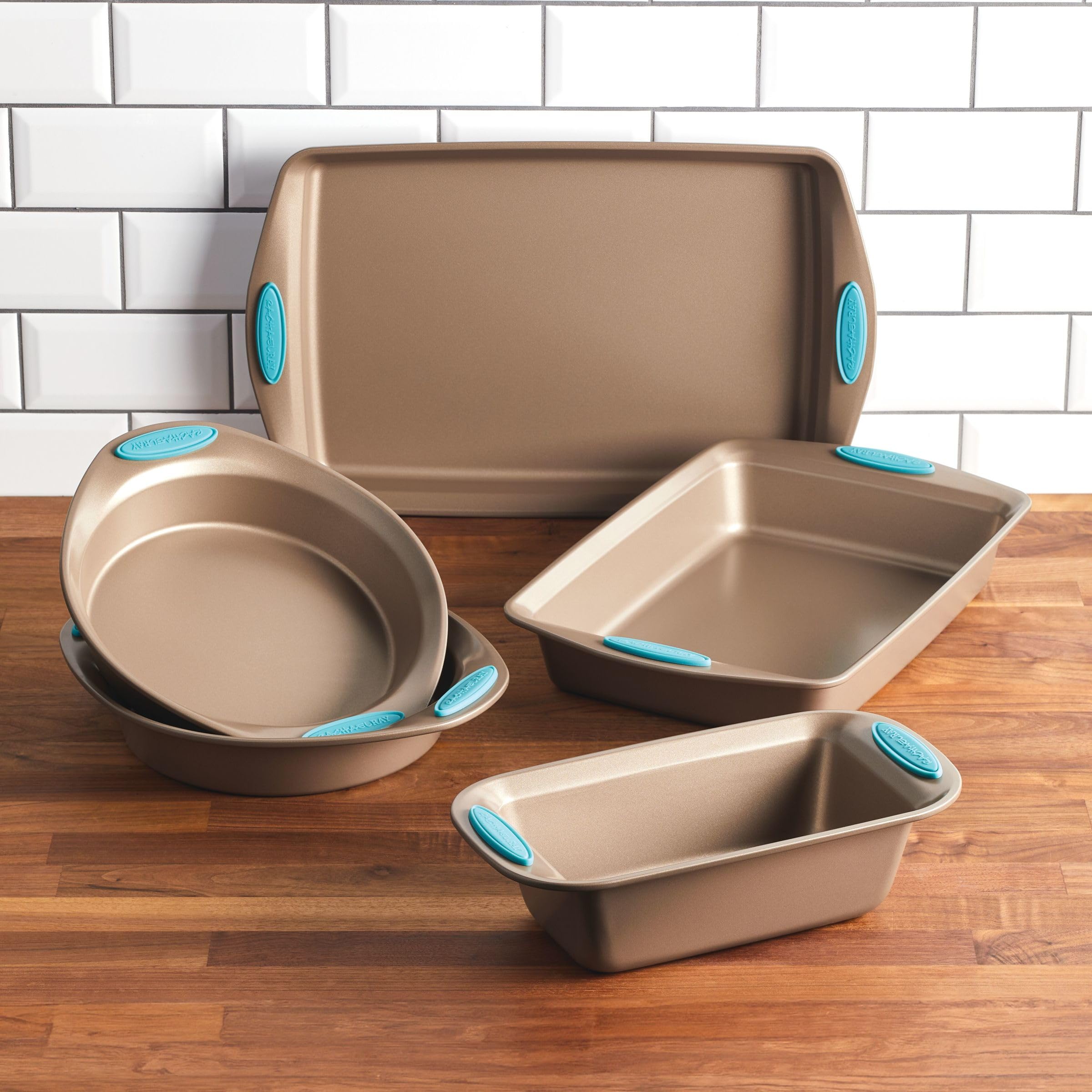 Rachael Ray Cucina gros plan revêtement latte, facilite démoulage