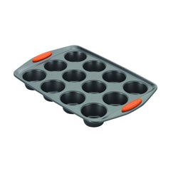 Rachael Ray vue avant du moule 12-cup montrant la finition antiadhésive pour un démoulage facile