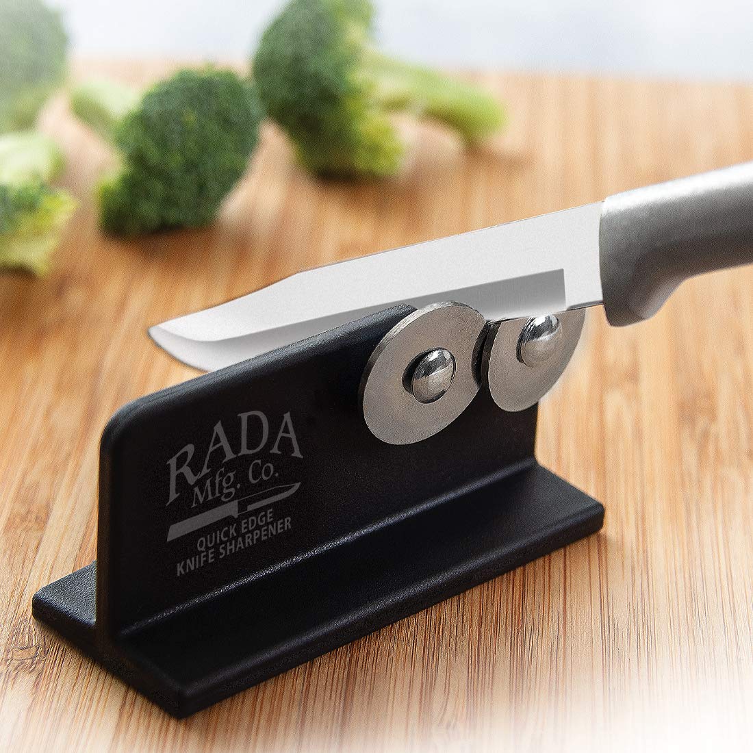 Rada affûteur comparé à un couteau pour illustrer taille portable pratique