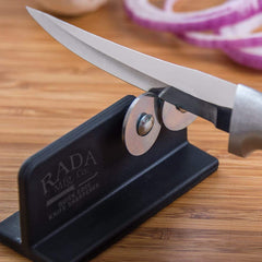 Rada affûteur en usage dans une cuisine rendant couteau tranchant rapidement