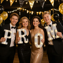 RazzleDazzle lettres PROM en contexte photobooth améliorant selfies et photos de groupe