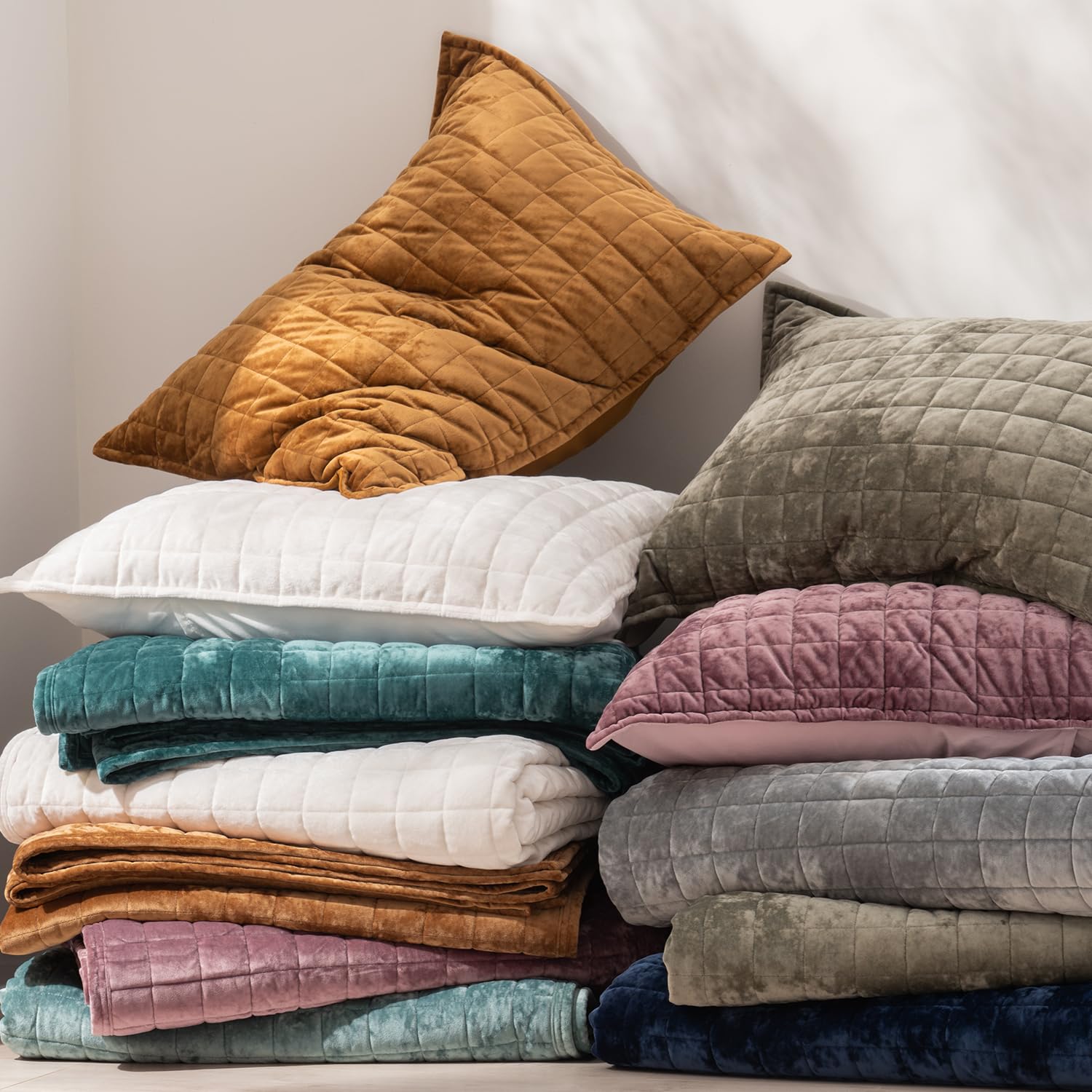 RECYCO personne s’allonge sur la couette montrant confort moelleux
