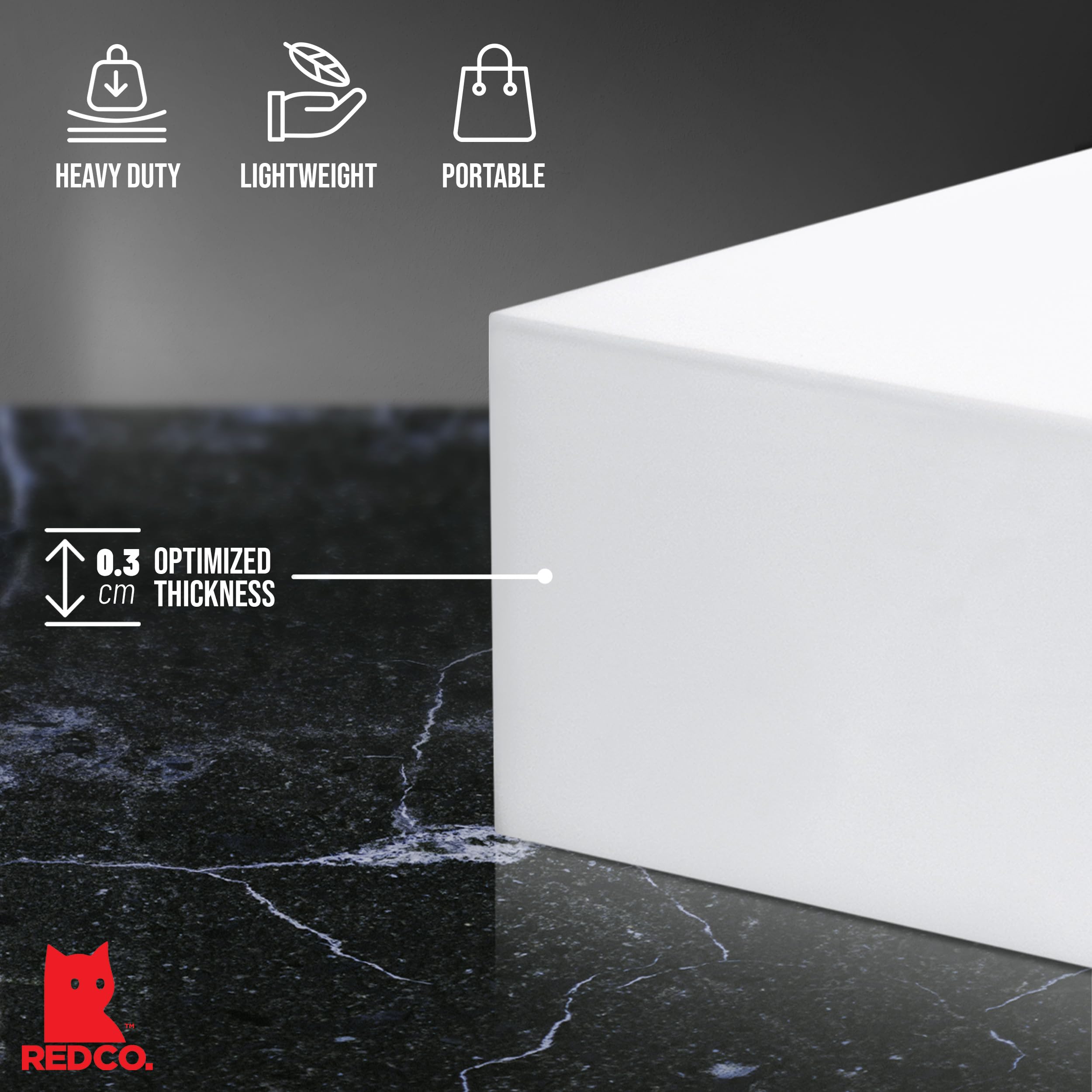 Red Co. présentation de bijoux sur cube, met en valeur les détails