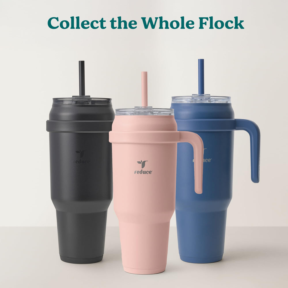 Reduce comparaison de taille à côté d'une bouteille pour visualiser capacité 50oz