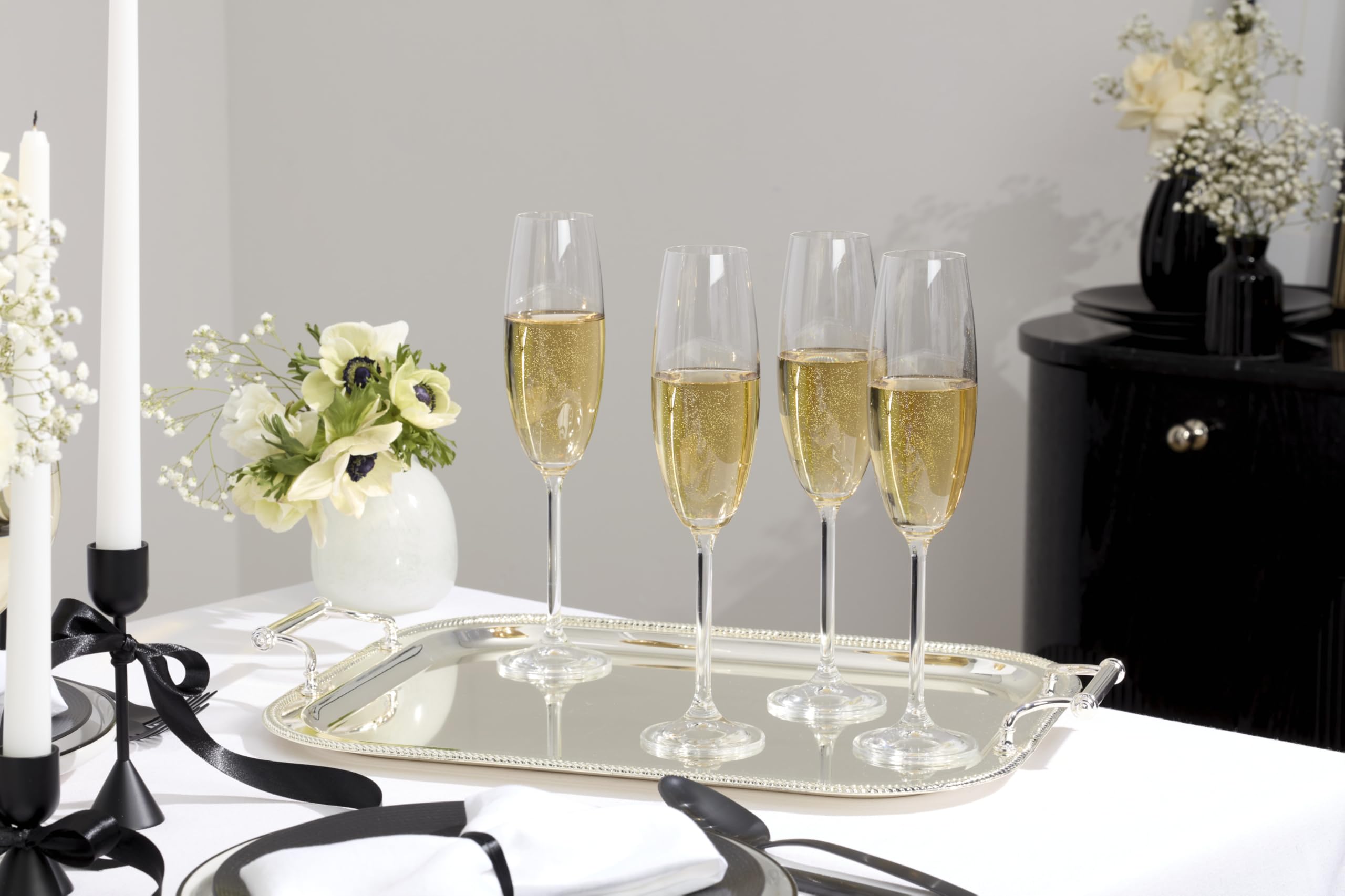 Reed & Barton finition miroir reflétant lumières et mettant en valeur contenu