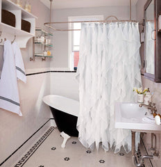 Reisen rideau installé sur baignoire illustrant usage et style farmhouse