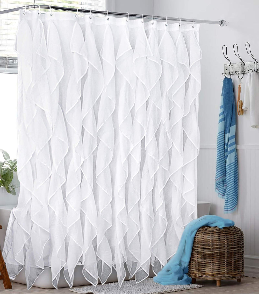 Reisen vue de face du rideau de douche blanc montrant volants décoratifs et élégance
