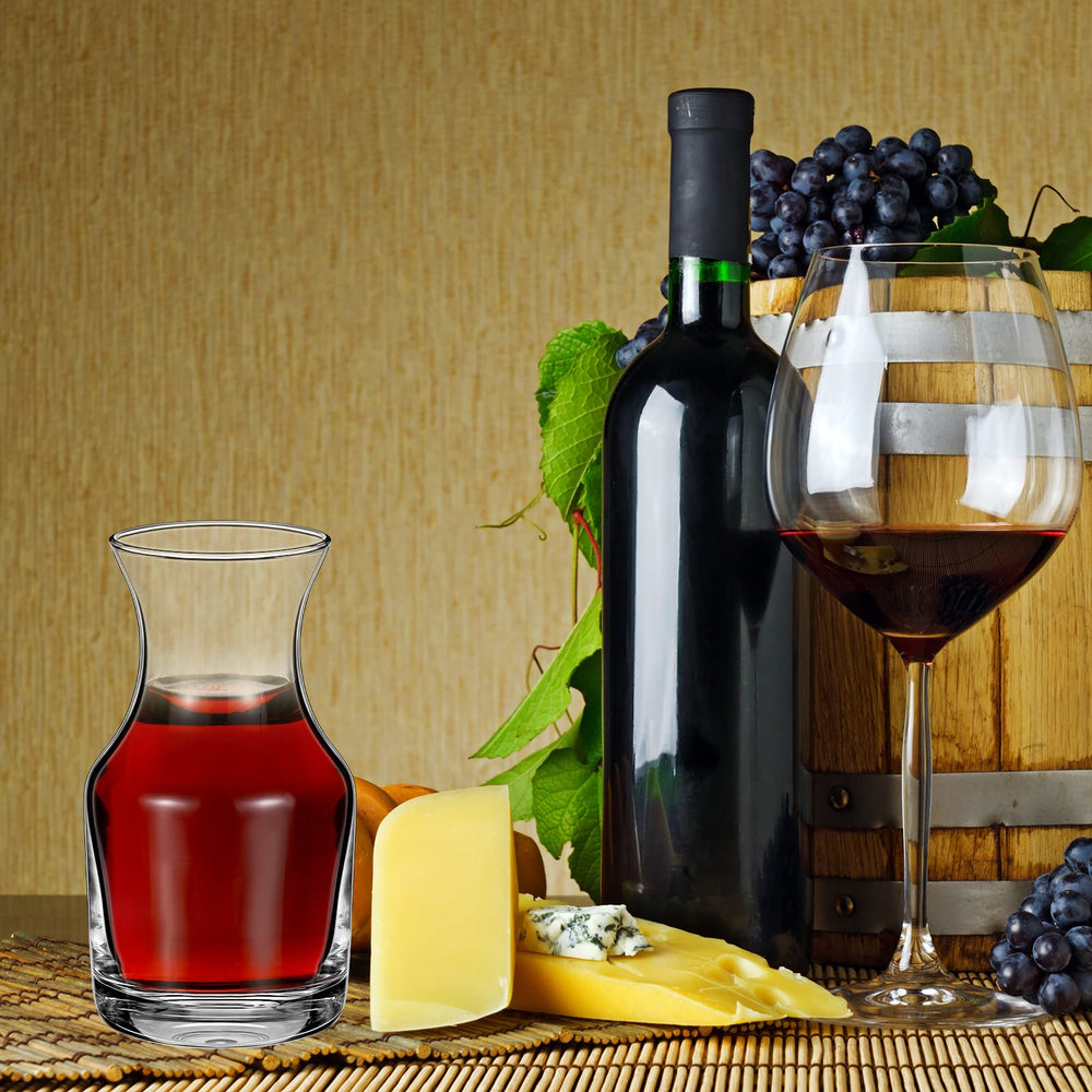 Remagr carafe en usage versant du vin pour dégustation élégante