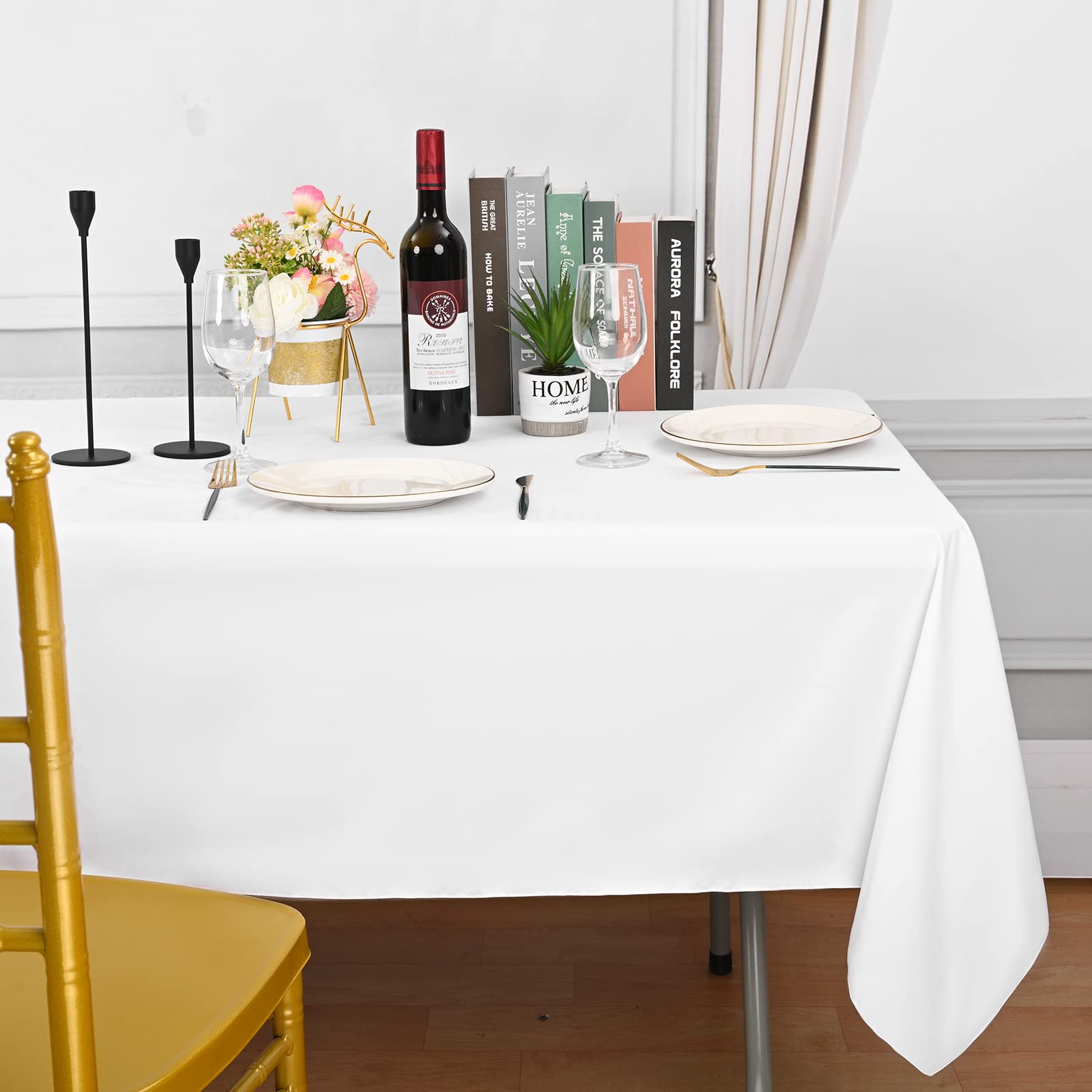 REWOMC table dressée avec nappe blanche créant atmosphère soignée pour repas