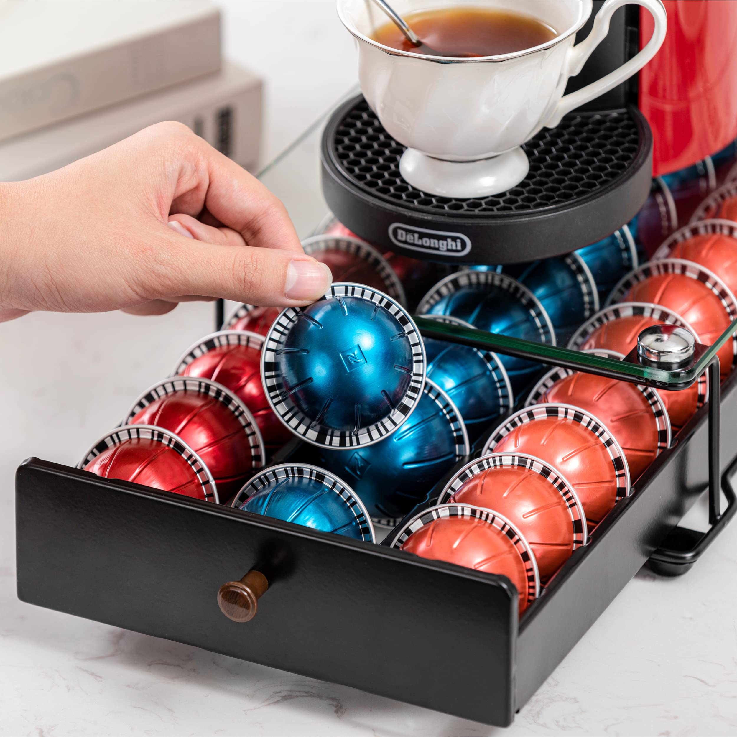 Rice rat tiroir en usage près d'une machine Nespresso, accès rapide aux capsules