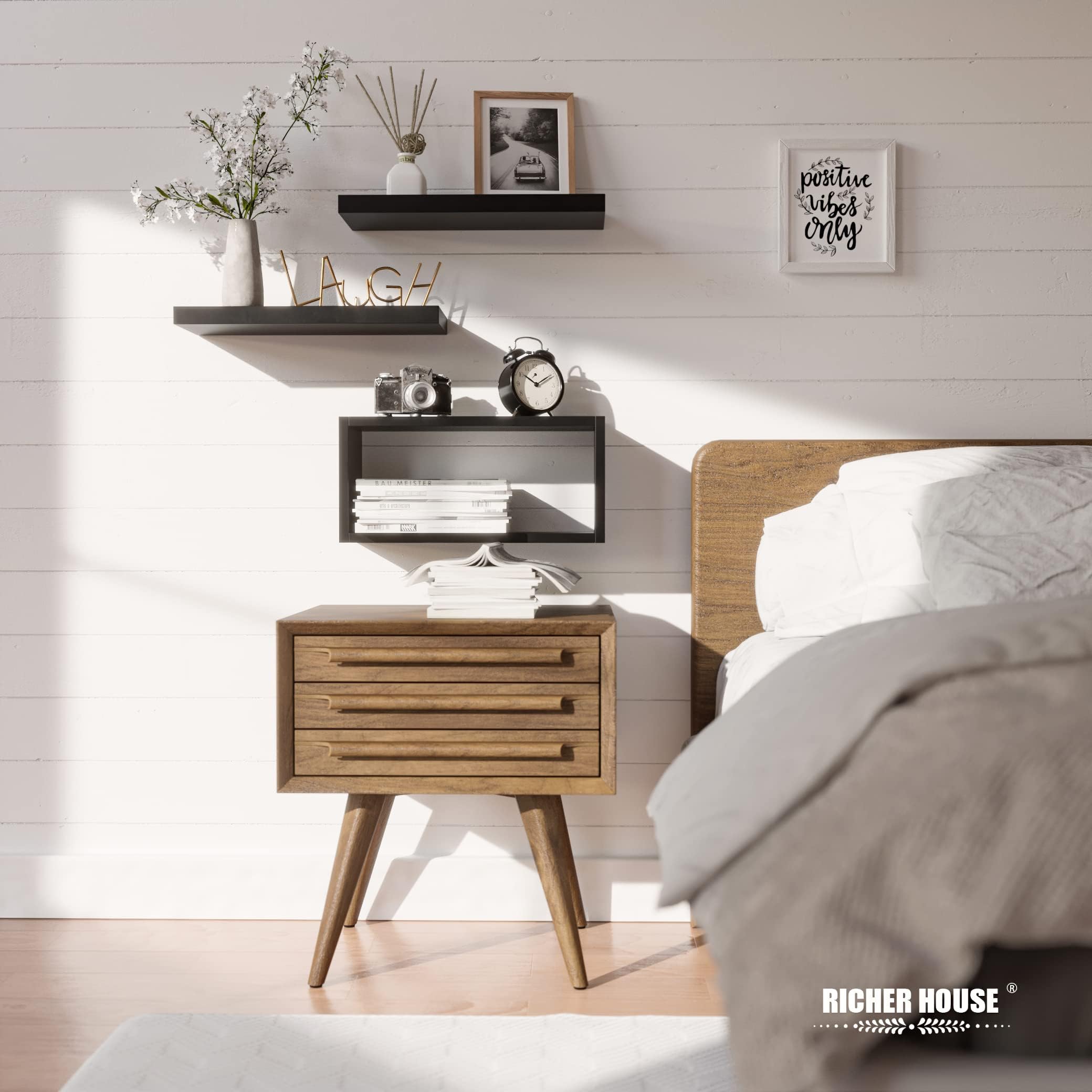 RICHER HOUSE comparaison d'échelle avec livres et plantes pour visualiser dimensions