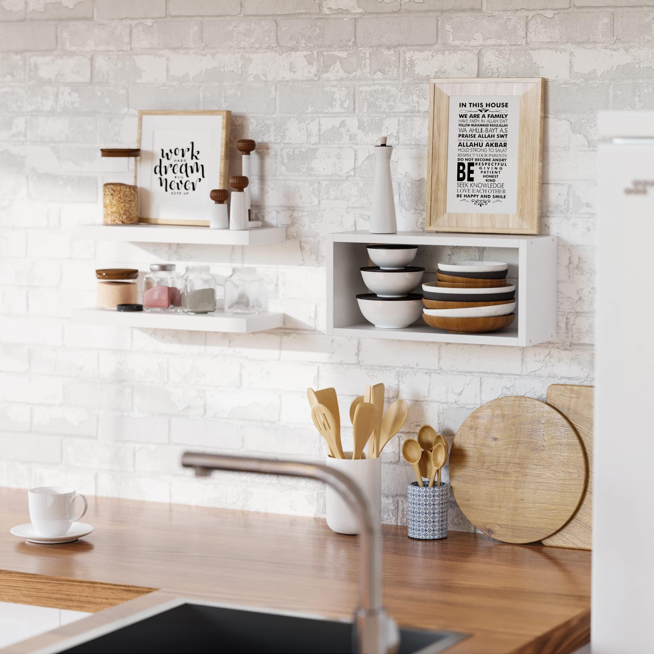 RICHER HOUSE étagères au-dessus des toilettes offrant rangement optimisé