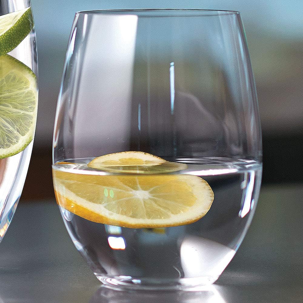Comparaison taille Riedel avec main indiquant contenance et ergonomie