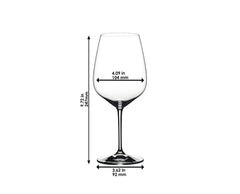 Riedel verre tenu en main illustrant prise en main stable et confort