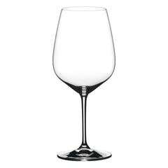 Riedel verres sur table dressée présentant esthétique et convivialité