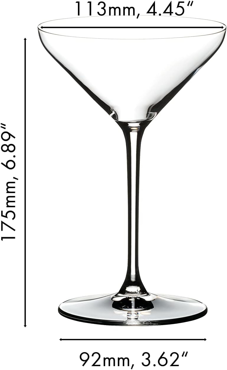Riedel Extreme Martini comparé à une main pour visualiser taille et capacité