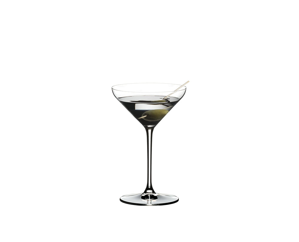 Riedel Extreme Martini en usage lors d'un apéritif, valorise présentation du cocktail
