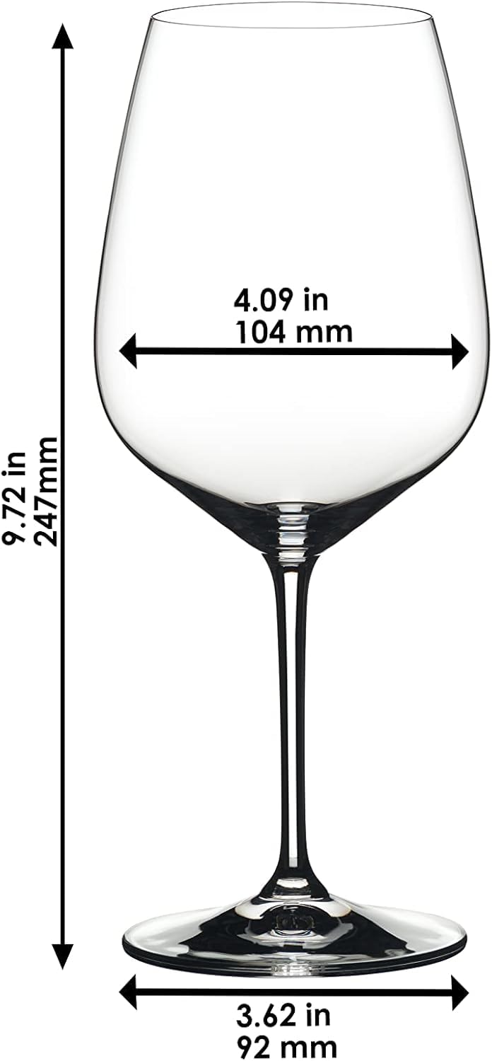 Riedel verres en usage lors d'une dégustation à domicile convivial