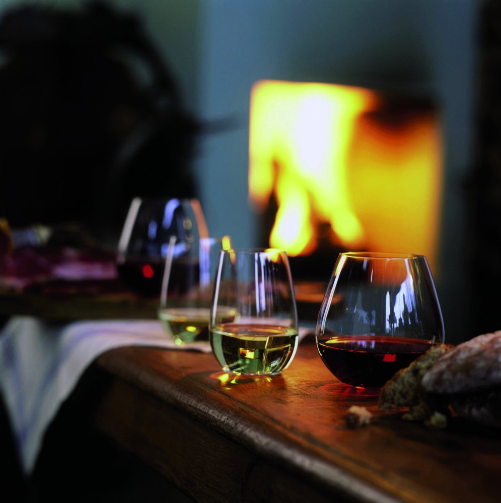 Riedel scène de table avec verres servis mettant en valeur convivialité