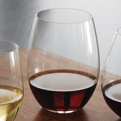 Gros plan verre Riedel montrant qualité du verre et finition résistante
