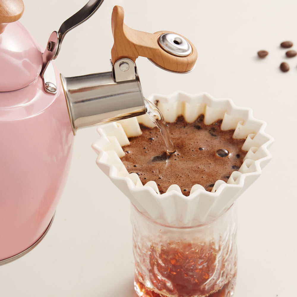 ROCKURWOK bouilloire en situation cuisine rose élégante et utilisation quotidienne