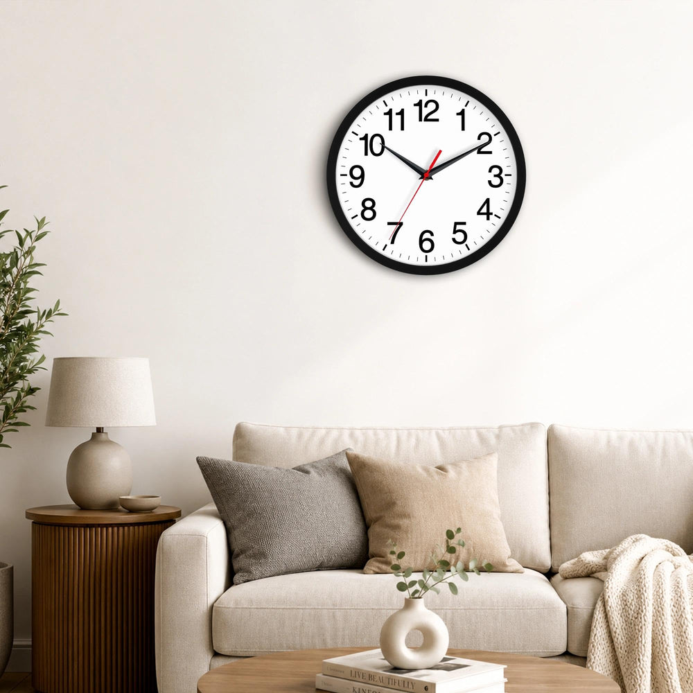 Rohioue horloge accrochée au salon apportant style discret