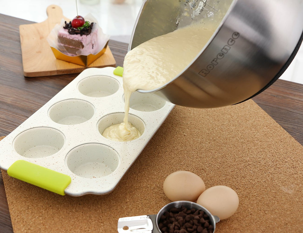Mise en scène cuisine Rorence bol utilisé pour fouetter une pâte, prêt à servir