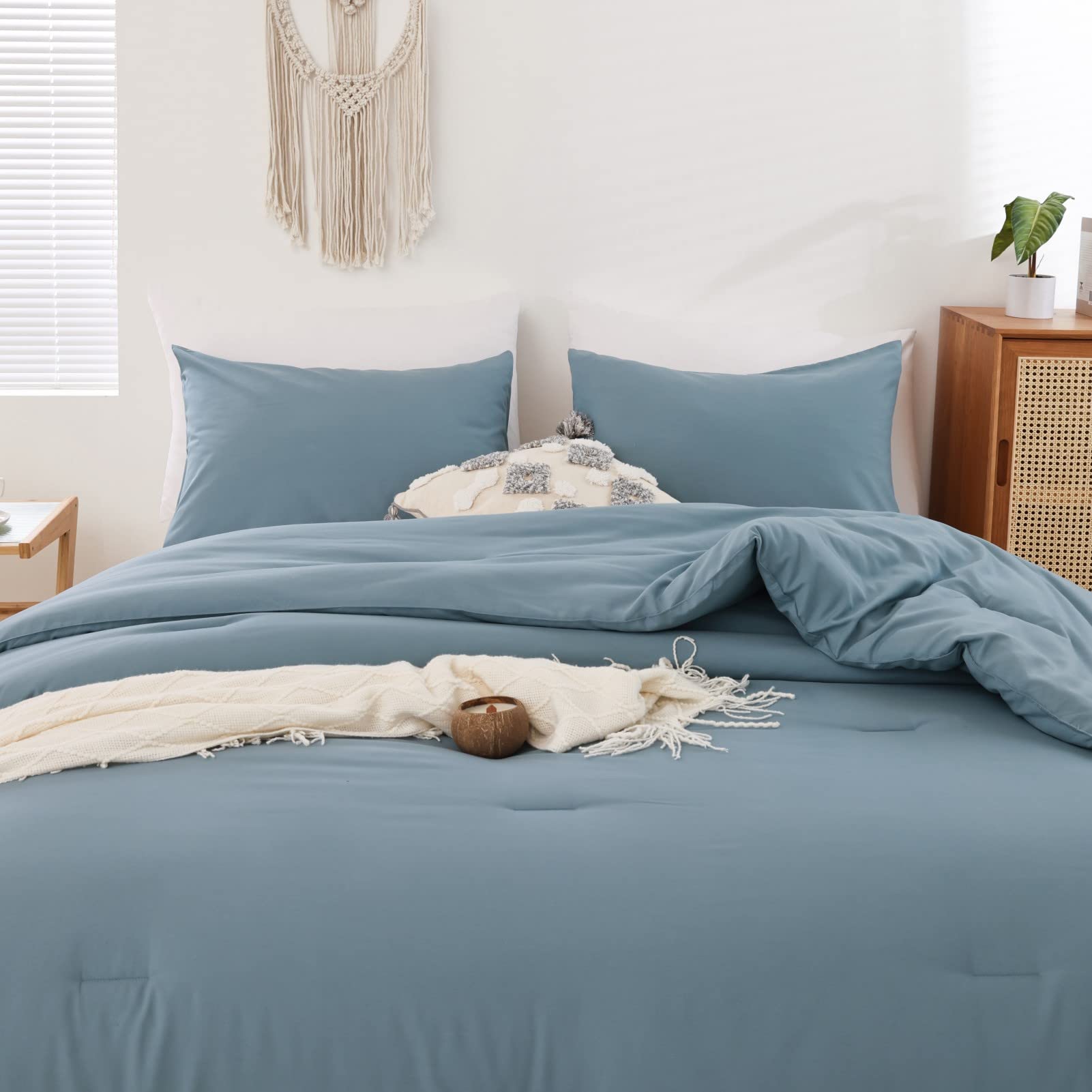 ROSGONIA couette installée sur lit d'ado apportant ambiance cosy et moderne