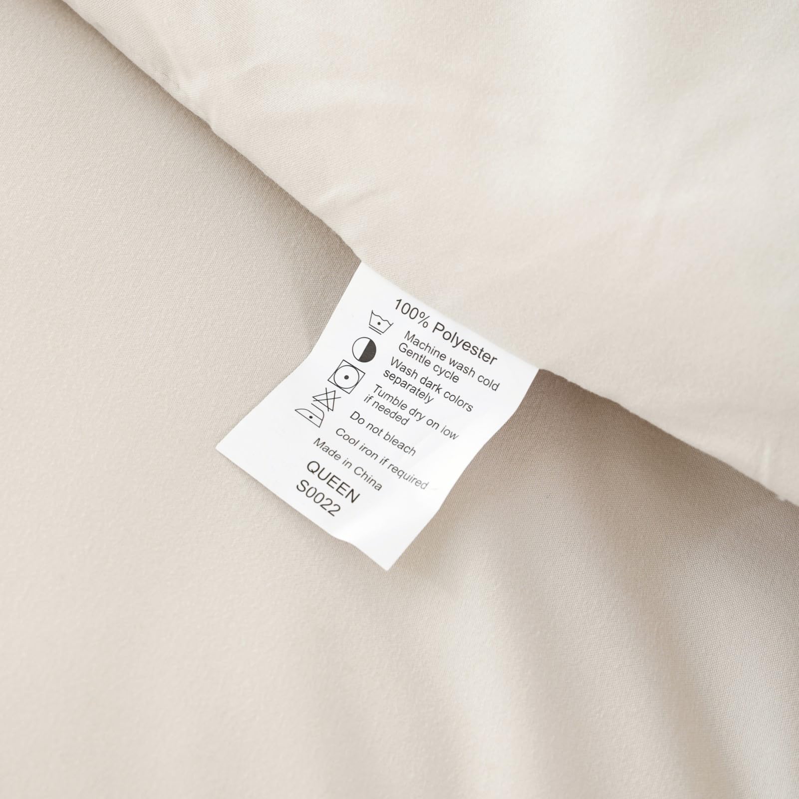 ROSGONIA personne lisant au lit montrant confort pour détente nocturne