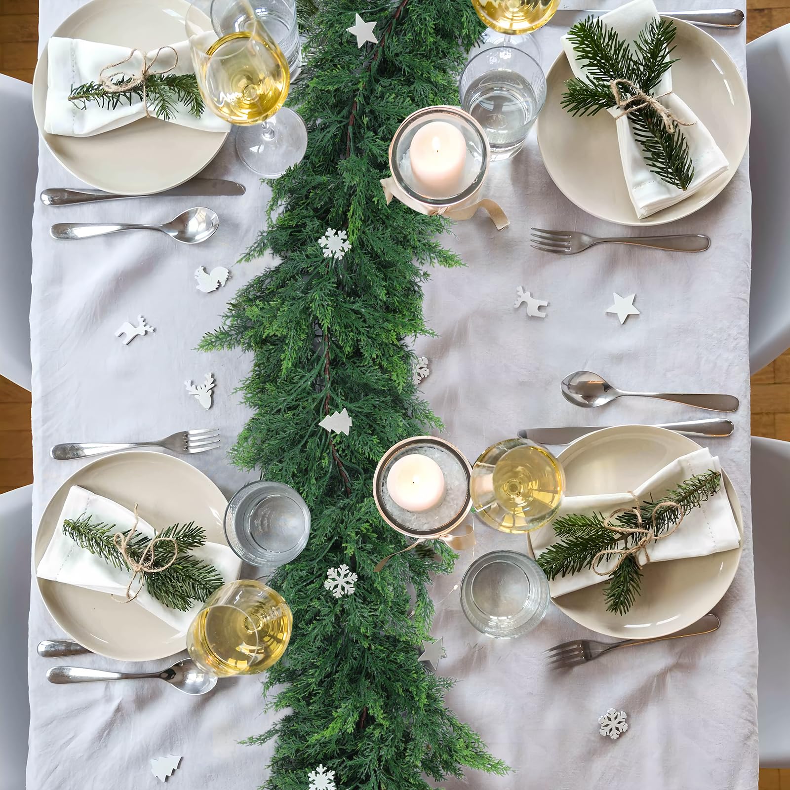 Rowfad décorée avec boules et pignes ajoute texture festive et personnalisable