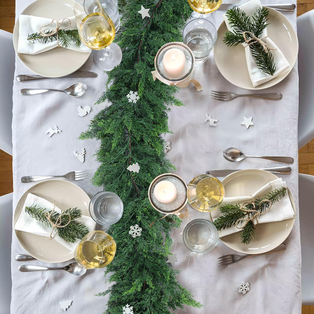 Rowfad décorée avec boules et pignes ajoute texture festive et personnalisable