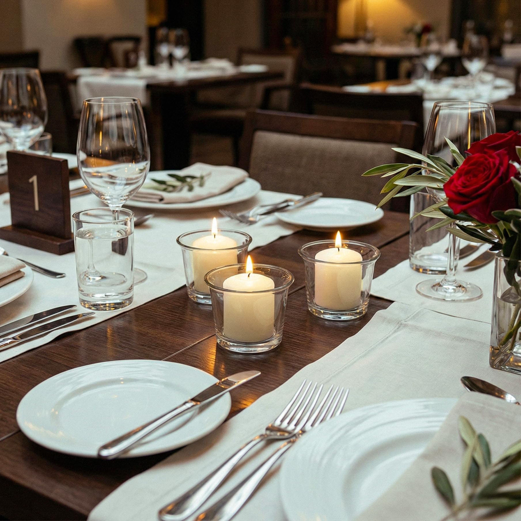 Royal Imports bougie allumée sur table de mariage créant ambiance chaleureuse