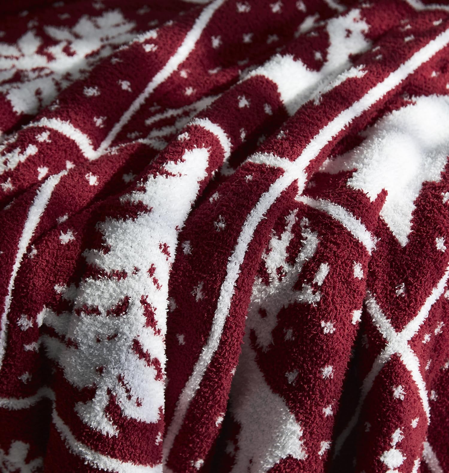 Détail motif sapin et cerf R.SHARE en rouge et blanc pour Noël