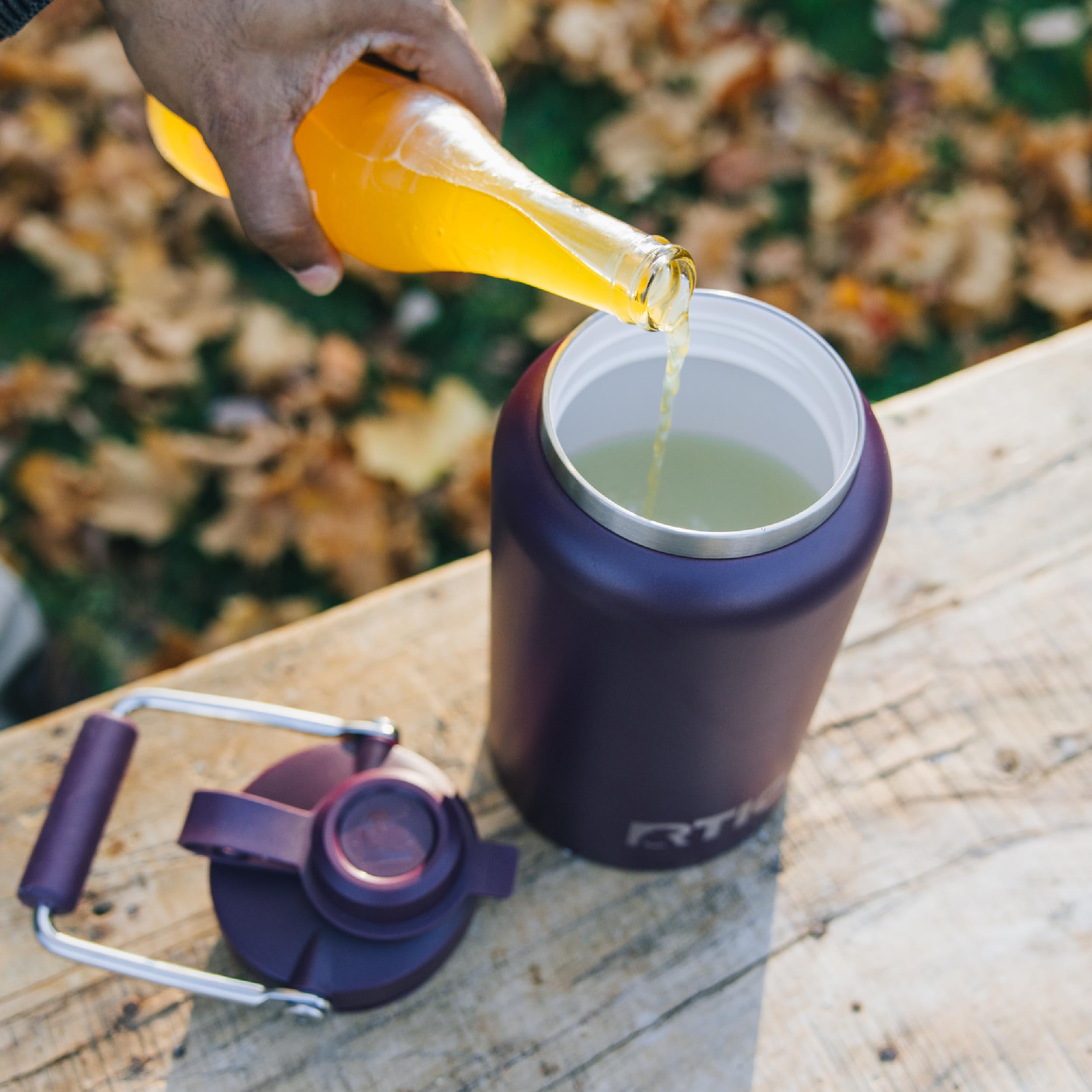 RTIC Outback Jug à côté d'une règle pour comparaison d'échelle pratique