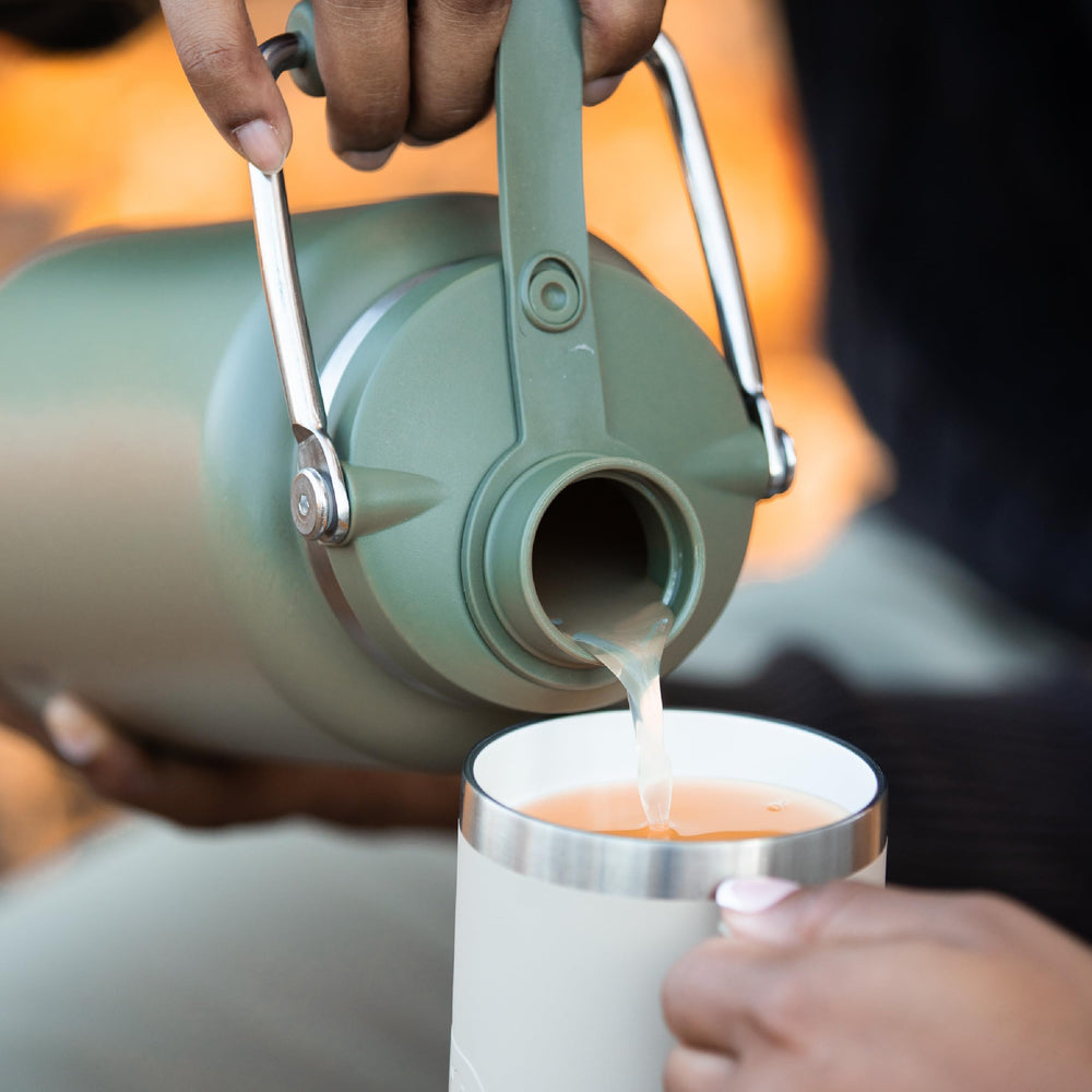 RTIC Outback Jug verse de l'eau froide offrant hydratation durable