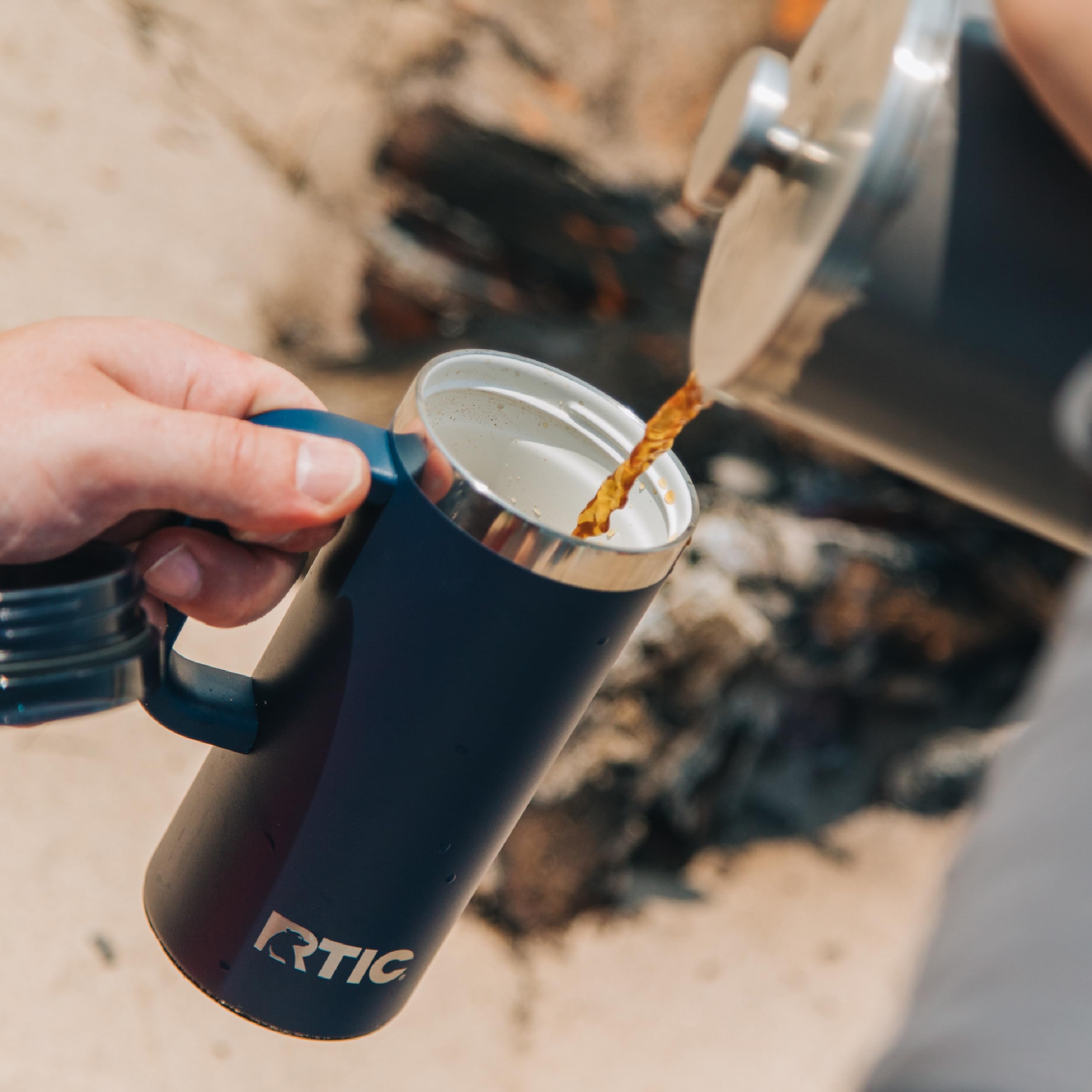 RTIC mug Road Trip acier 18/8 montrant finition durable et résistante