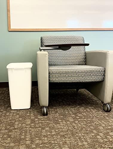 Rubbermaid placée à côté des toilettes pour adaptation aux petits espaces