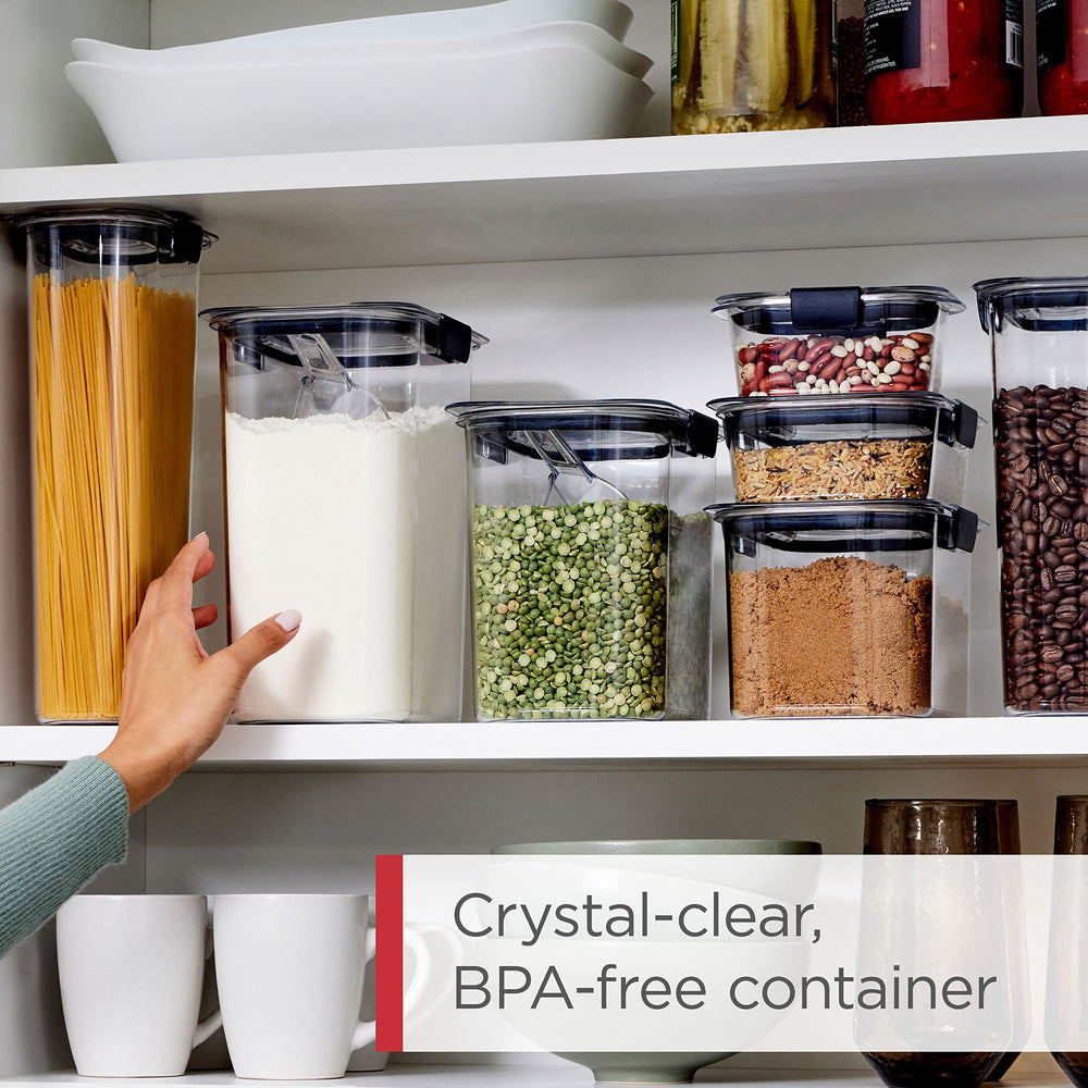 Rubbermaid Brilliance boîtes empilées dans une armoire pour gain d’espace