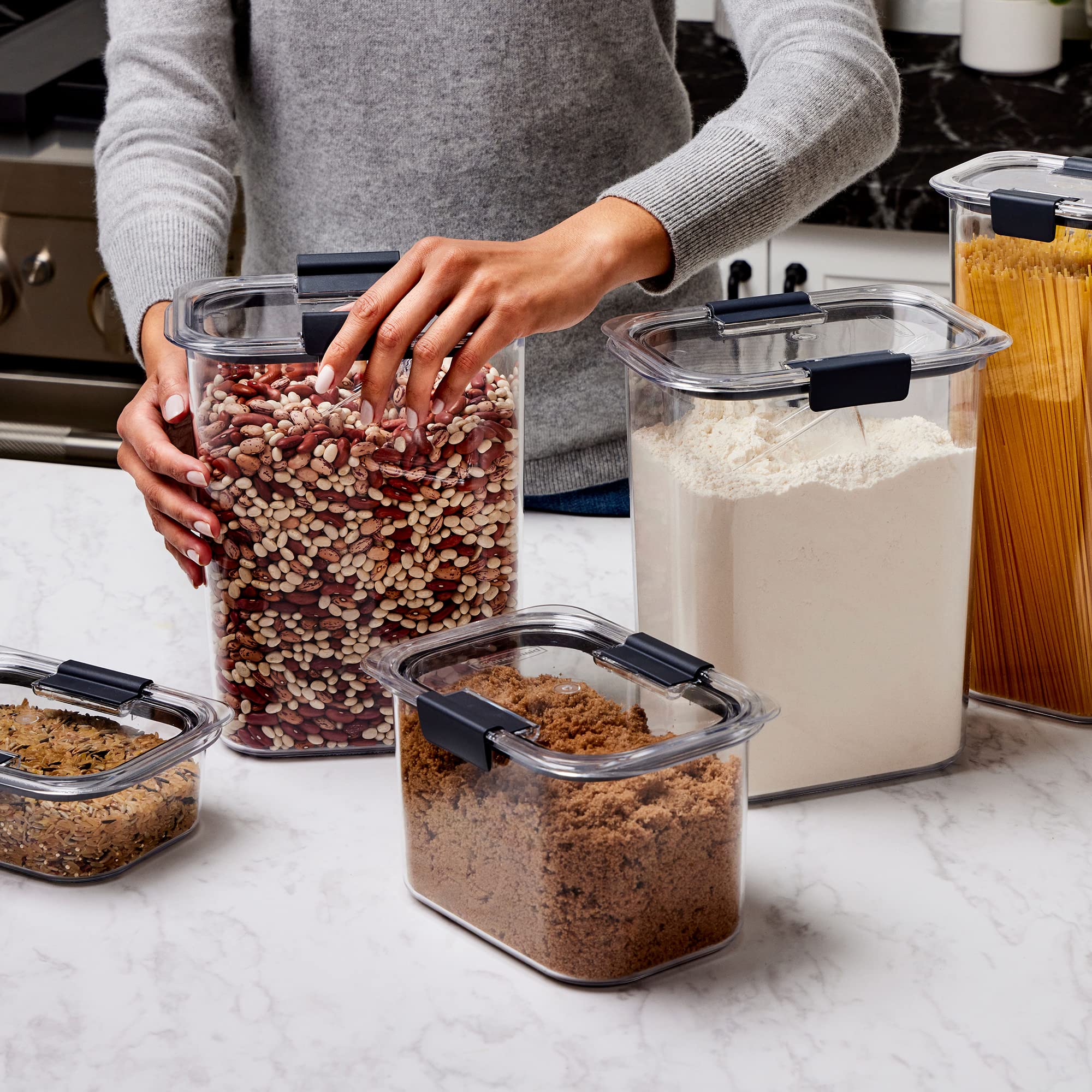 Rubbermaid Brilliance dans un garde-manger organisé améliorant l'ordre