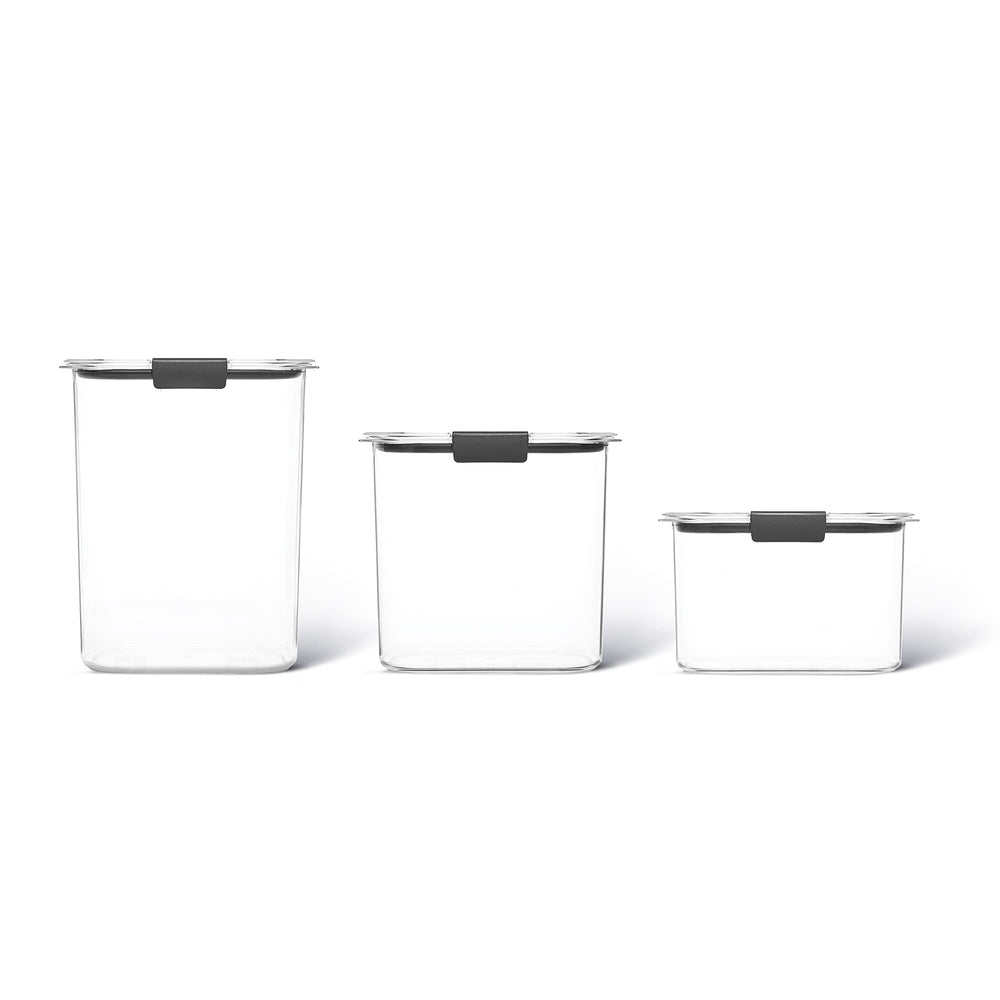 Rubbermaid Brilliance placé dans un garde-manger organisé pour gain de place