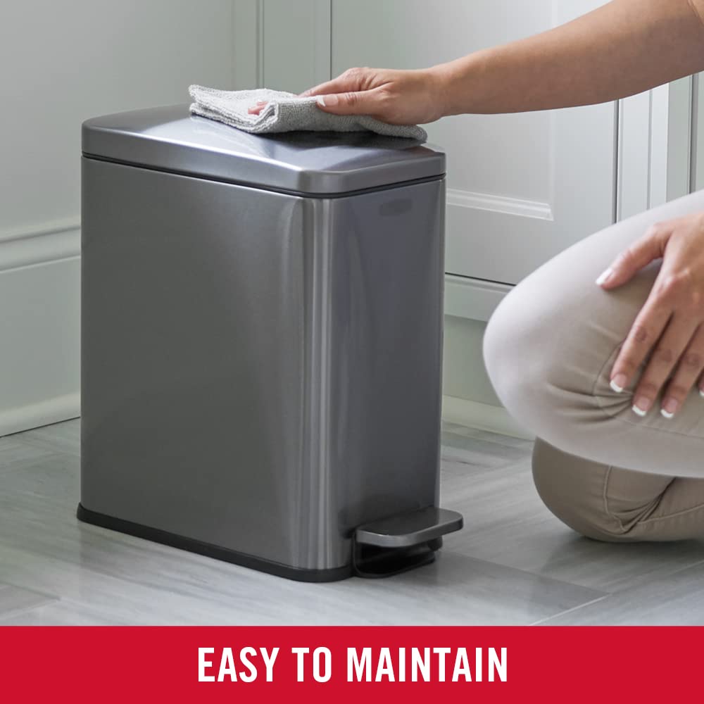 Rubbermaid comparaison d’échelle indiquant dimensions 14,7 x 6,9 x 13,5 pouces