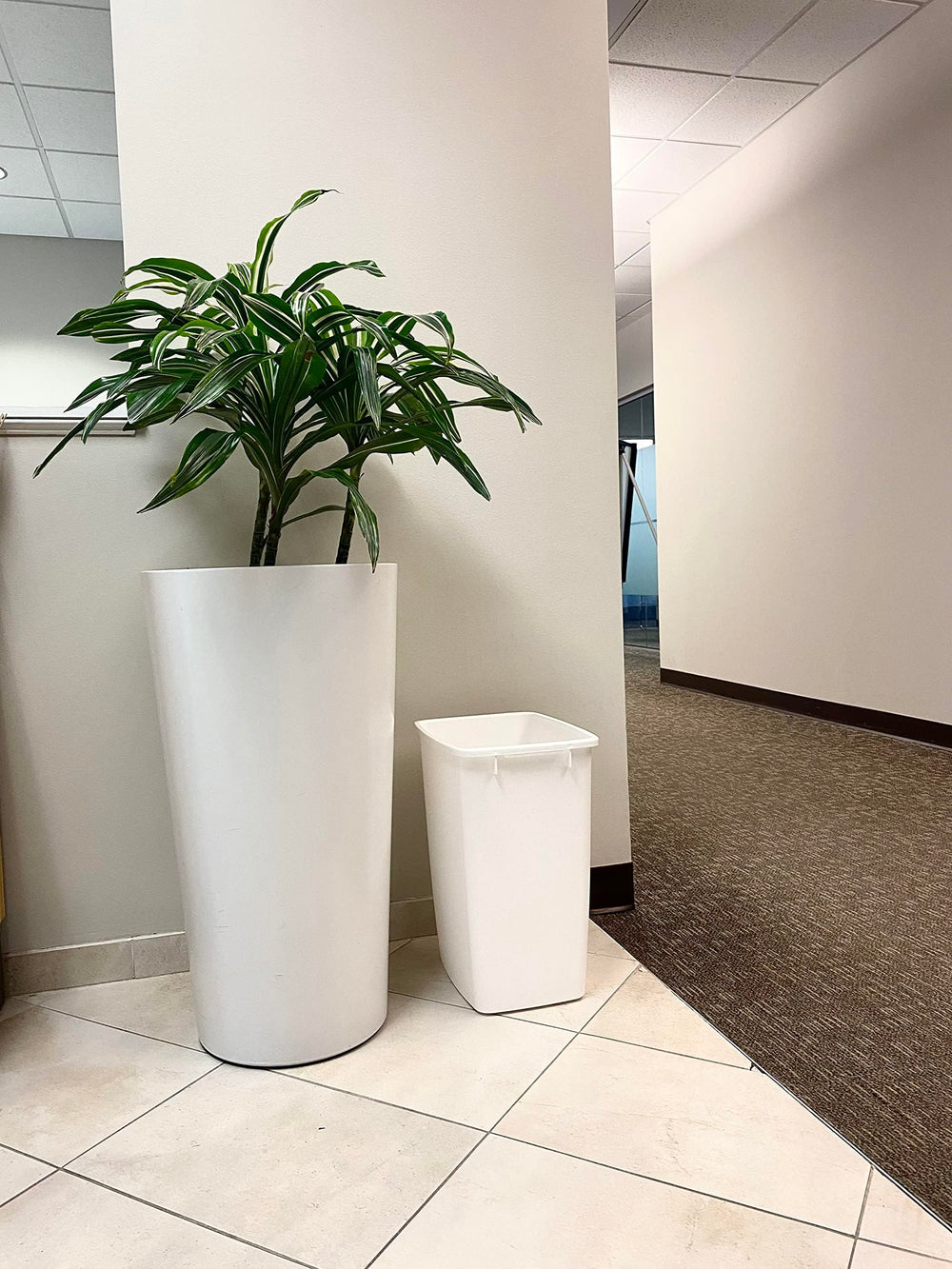 Rubbermaid corbeille placée sous l'évier illustrant gain de place