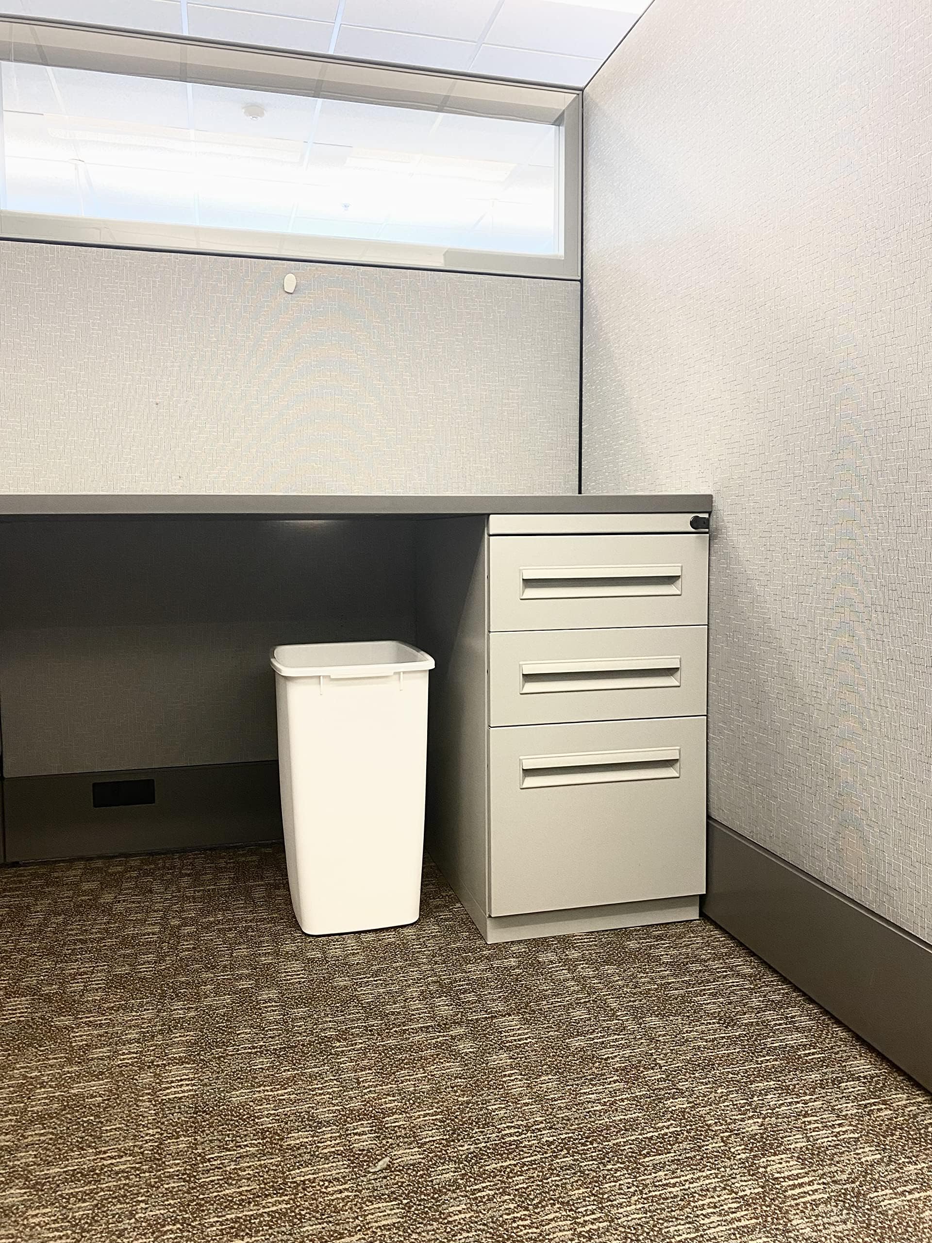 Rubbermaid détail du bord renforcé montrant durabilité et solidité