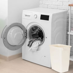 Rubbermaid corbeille en salle de bain placée près du lavabo pour gain de place