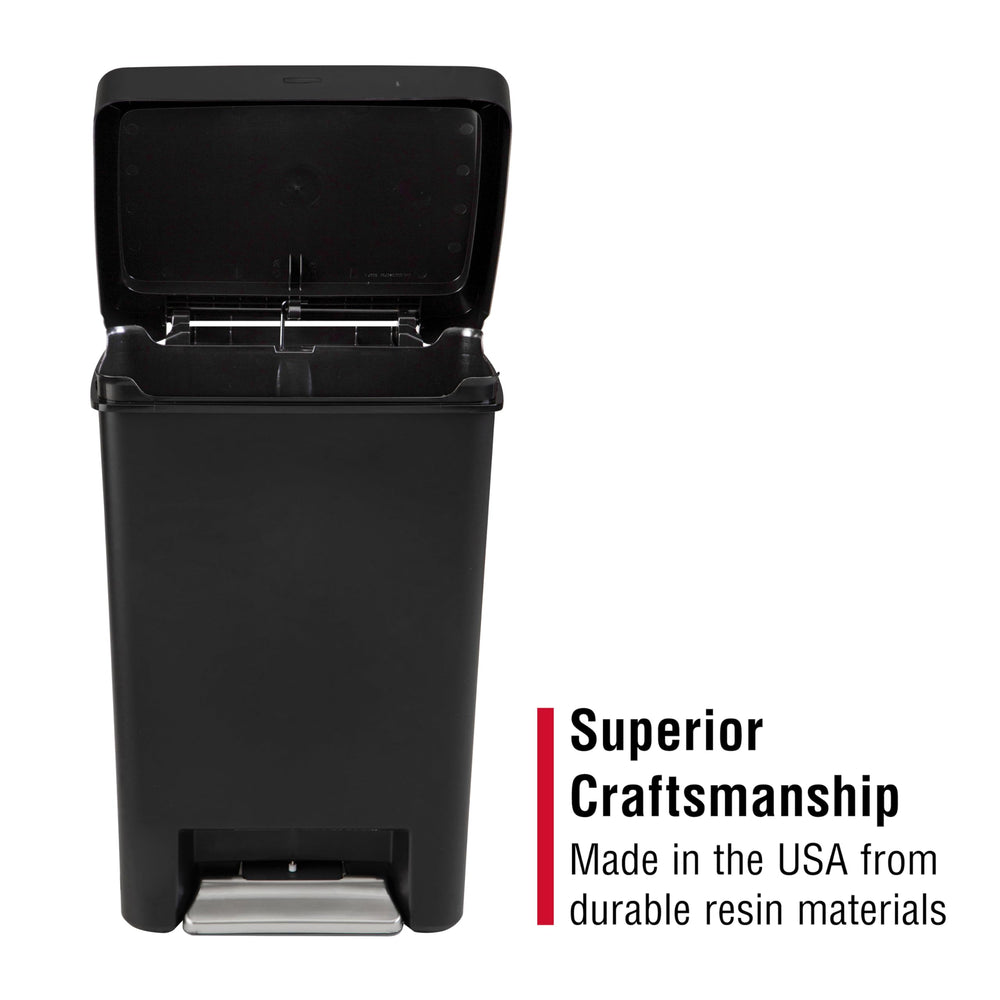 Rubbermaid comparaison d'échelle montrant la capacité 12,4 Gallon adaptée à la cuisine