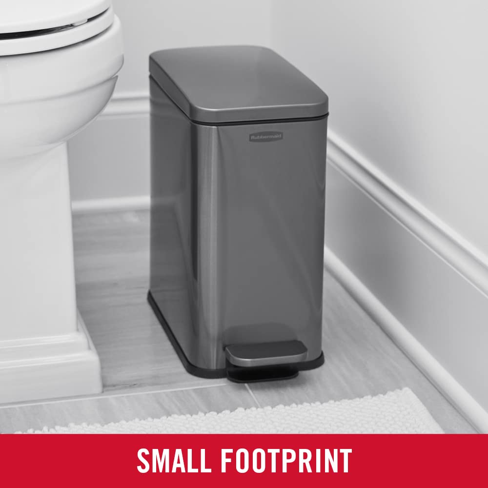 Rubbermaid gros plan pédale mains libres robuste pour hygiène pratique